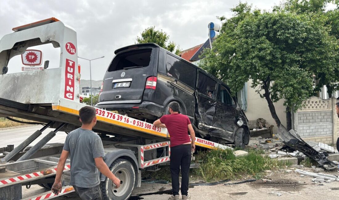 AFYONKARAHİSAR (AA) – Afyonkarahisar'da minibüs ile kamyonetin çarpışması sonucu 9