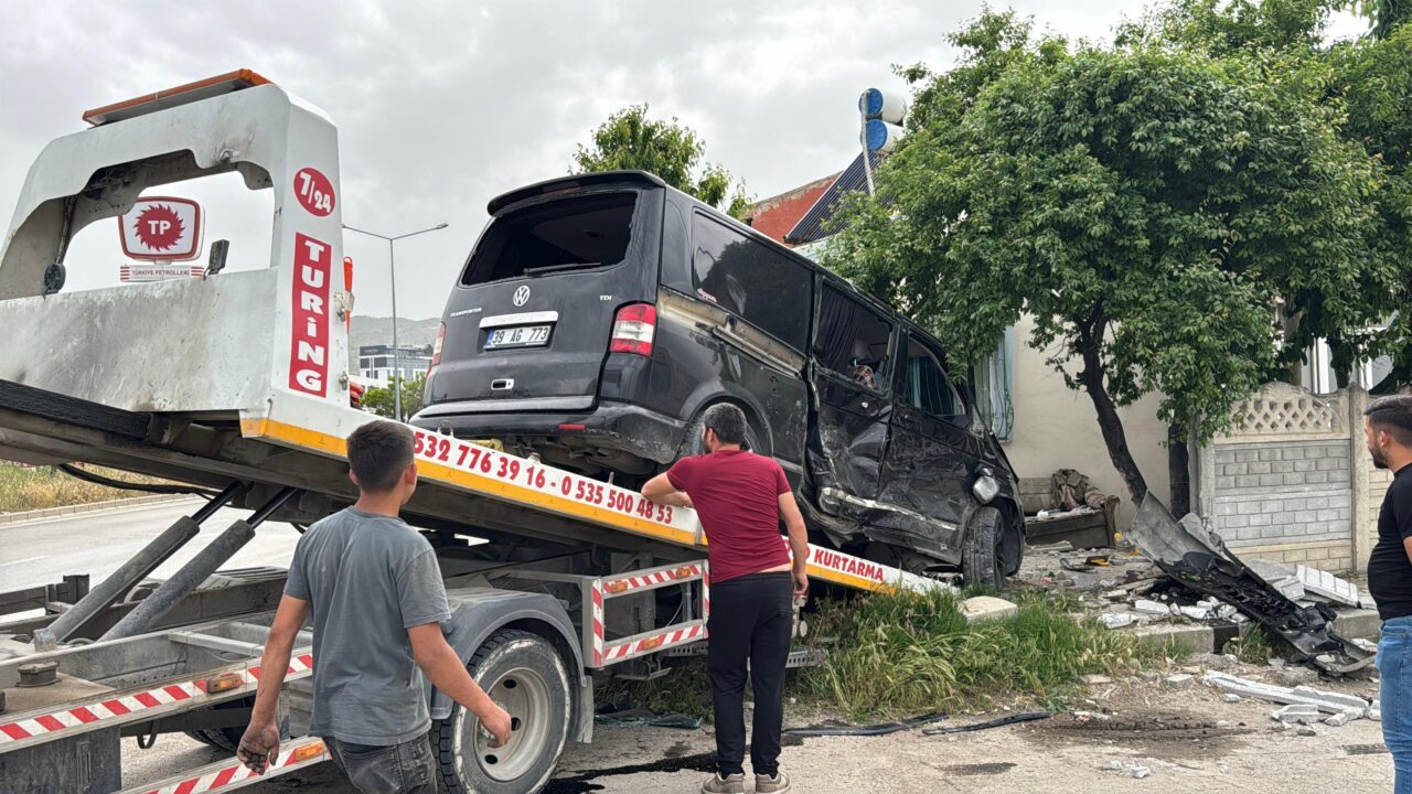 AFYONKARAHİSAR (AA) – Afyonkarahisar'da minibüs ile kamyonetin çarpışması sonucu 9