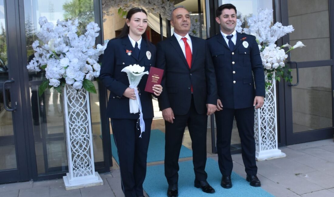 AFYONKARAHİSAR (AA) – Afyonkarahisar'da polis memuru çift, nikah törenlerine gelinlik