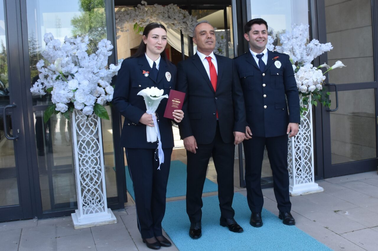 AFYONKARAHİSAR (AA) – Afyonkarahisar'da polis memuru çift, nikah törenlerine gelinlik