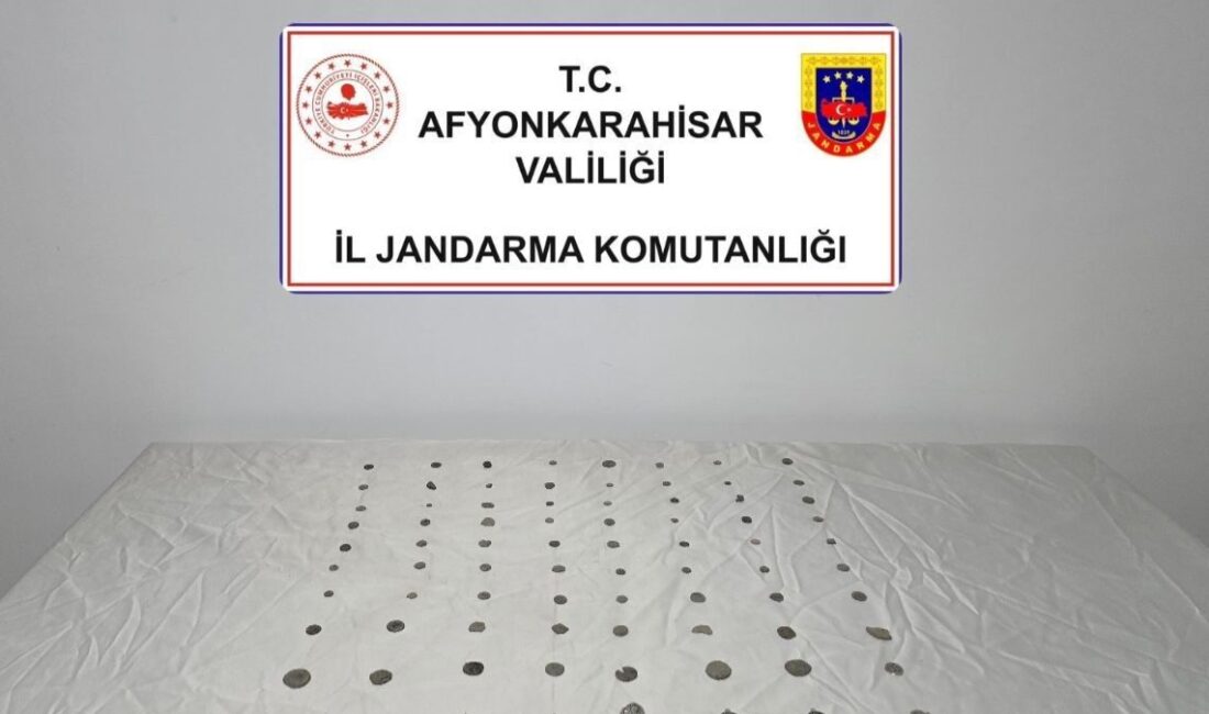 Afyonkarahisar’da jandarma tarafından bir eve yapılan baskında tarihi objeler ile