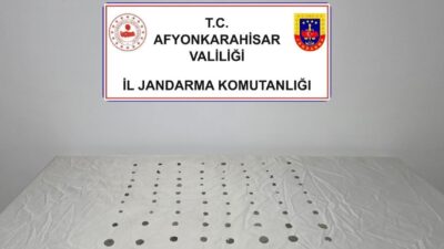 Afyonkarahisar’da jandarma tarafından bir eve yapılan baskında tarihi objeler ile