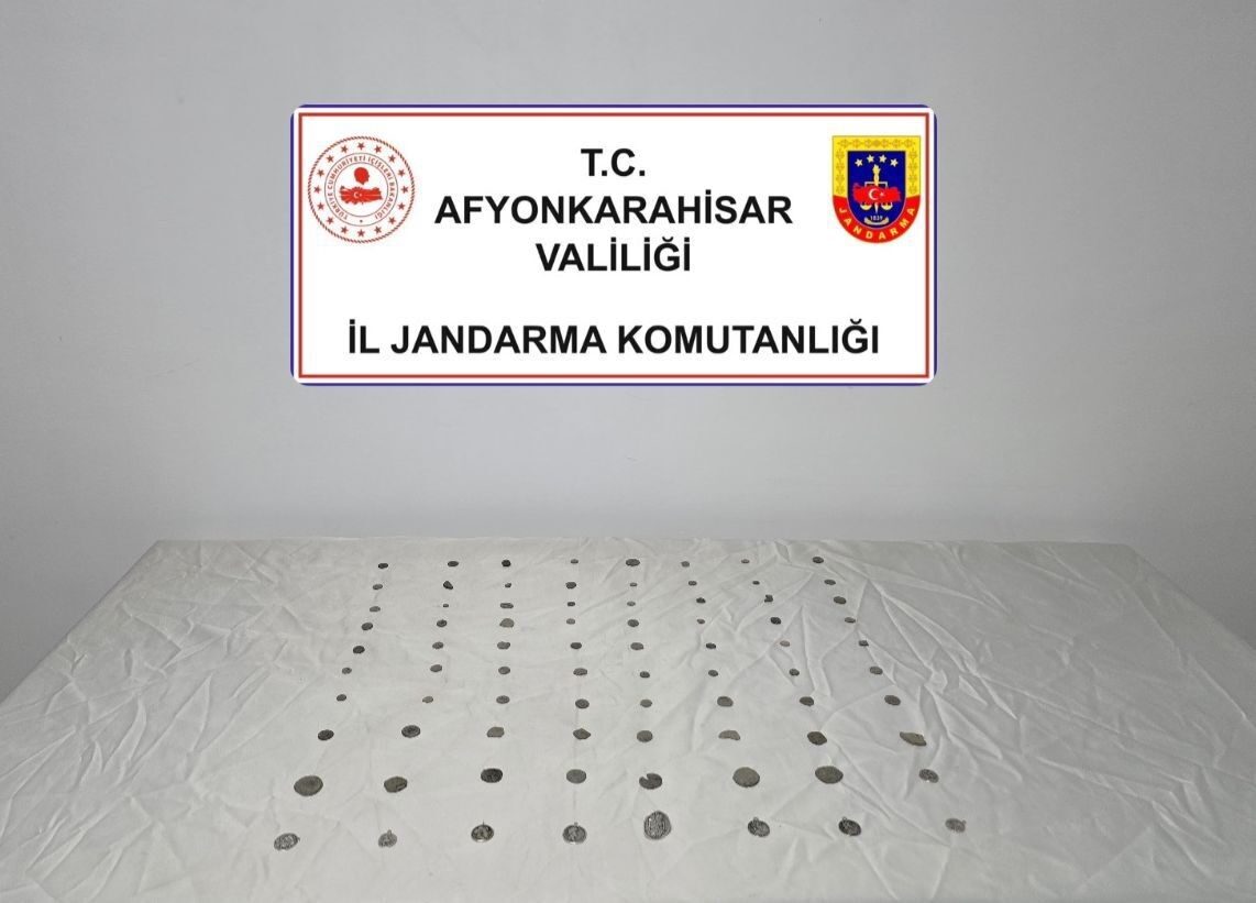 Afyonkarahisar’da jandarma tarafından bir eve yapılan baskında tarihi objeler ile