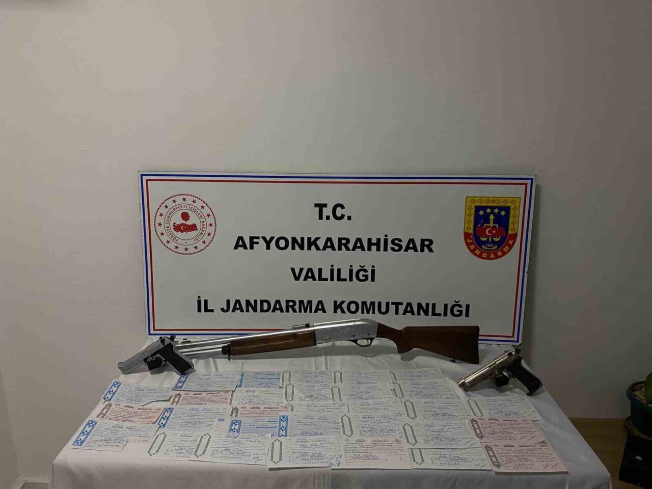 Afyonkarahisar’da jandarma tarafından tefeci olduğu iddia edilen şahıslara yönelik yapılan