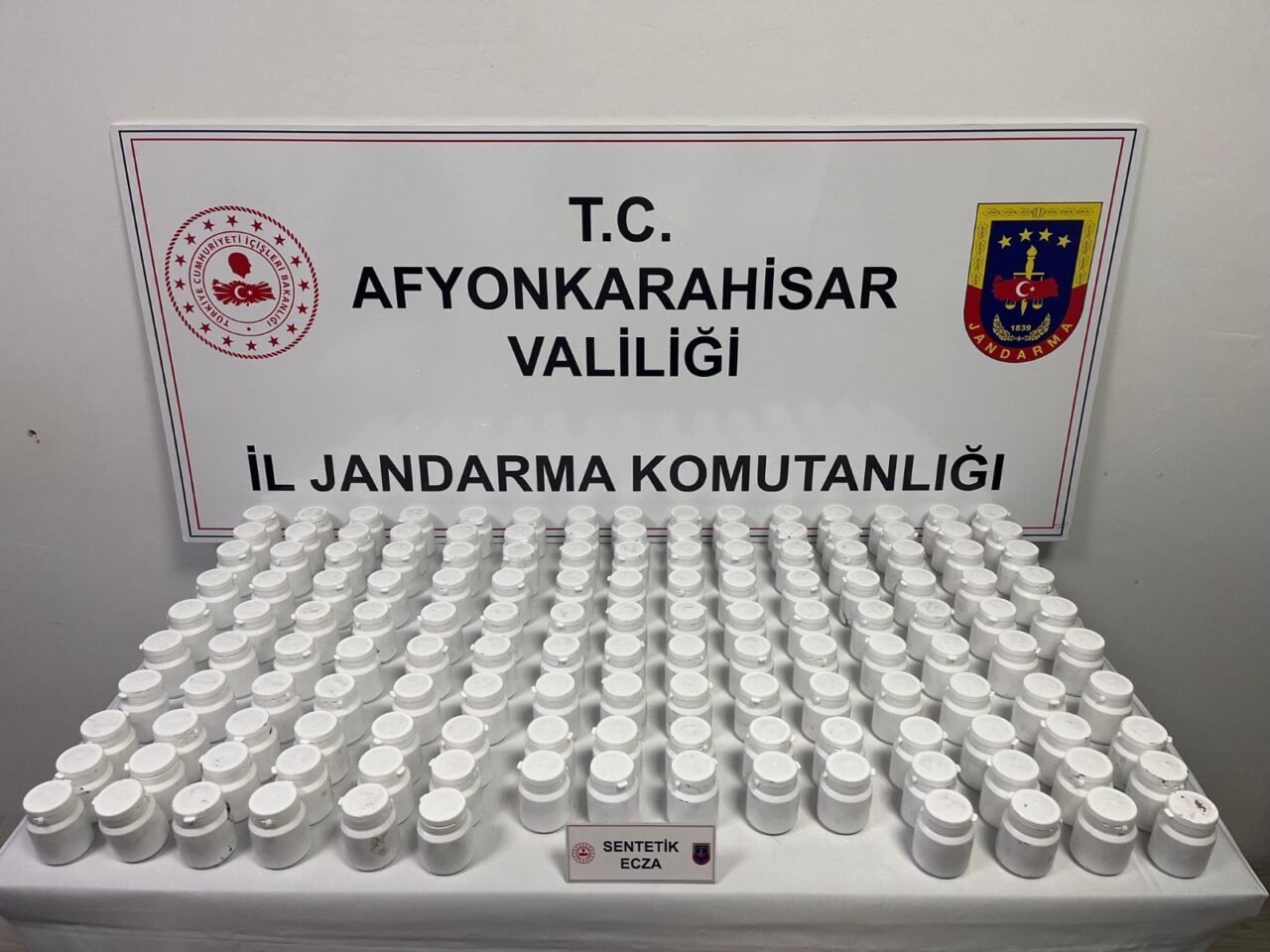 AFYONKARAHİSAR (AA) – Afyonkarahisar'da uyuşturucu operasyonunda 2 zanlı gözaltına alındı.