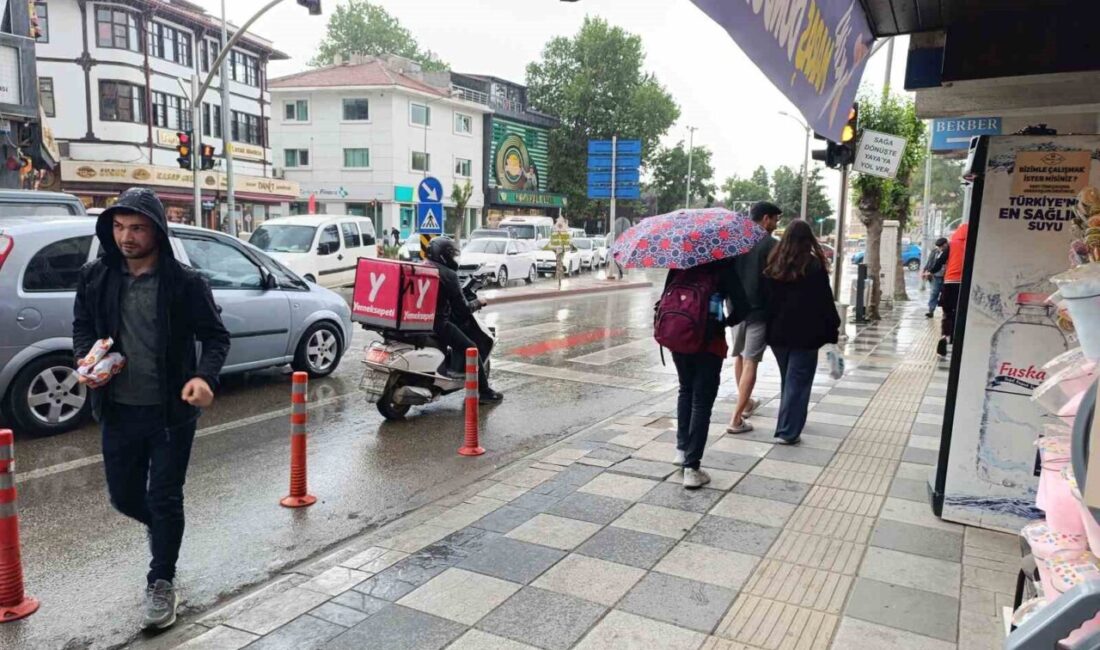 Afyonkarahisar’da dün öğle saatlerinde başlayan yağmurlu hava etkisini göstermeye devam