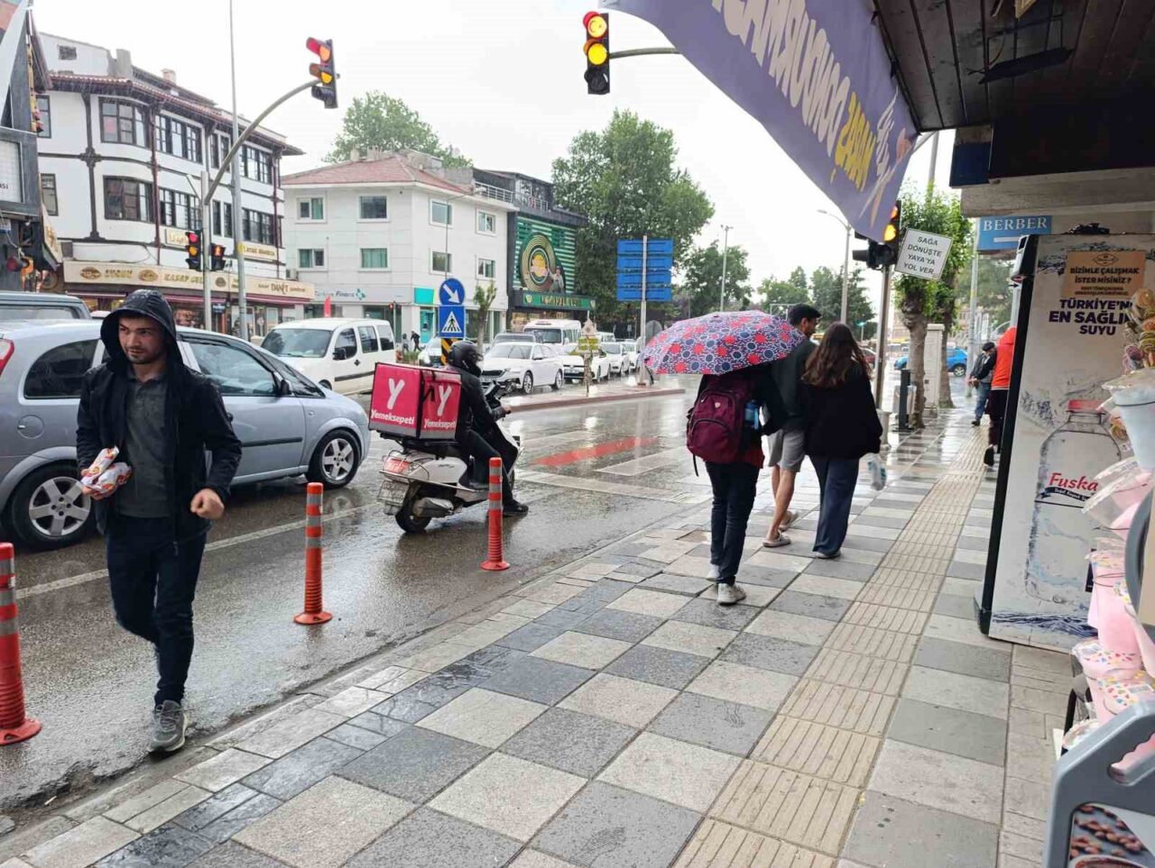 Afyonkarahisar’da dün öğle saatlerinde başlayan yağmurlu hava etkisini göstermeye devam