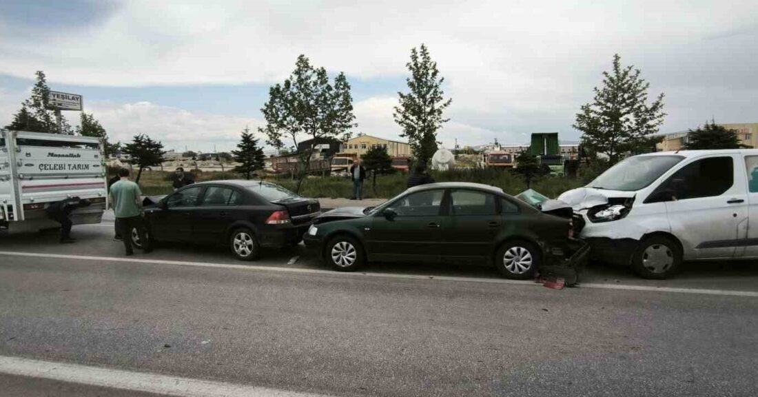 Afyonkarahisar’da meydana gelen zincirleme trafik kazasında ikisi binek, ikisi ticari