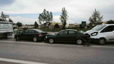 Afyonkarahisar’da meydana gelen zincirleme trafik kazasında ikisi binek, ikisi ticari