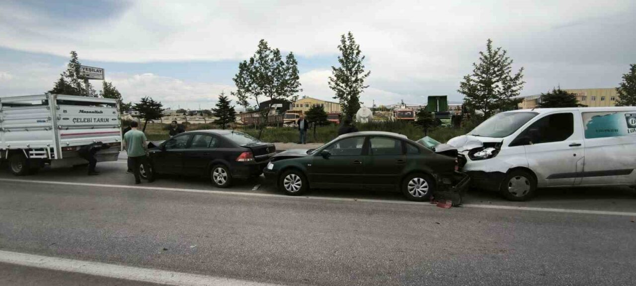 Afyonkarahisar’da meydana gelen zincirleme trafik kazasında ikisi binek, ikisi ticari