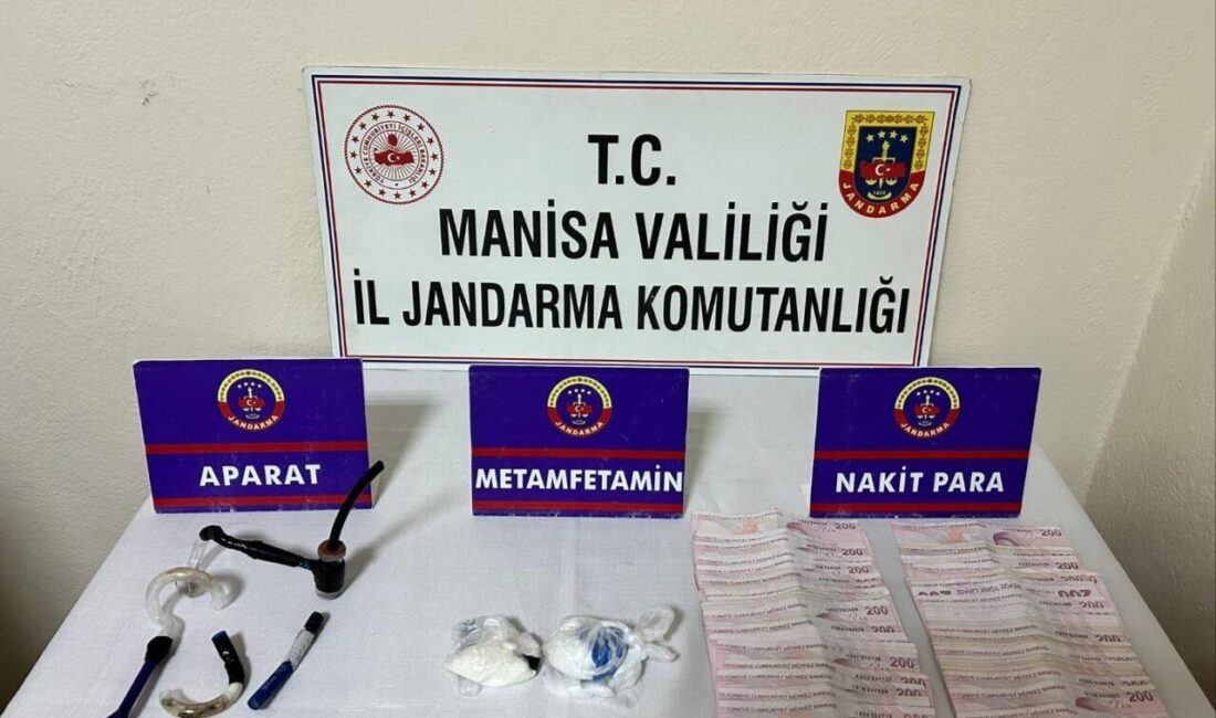Manisa’nın Alaşehir ilçesinde araçlarında uyuşturucuyla yakalanan şüphelilerden 1’i tutuklandı, diğeri