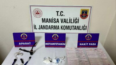 Manisa’nın Alaşehir ilçesinde araçlarında uyuşturucuyla yakalanan şüphelilerden 1’i tutuklandı, diğeri