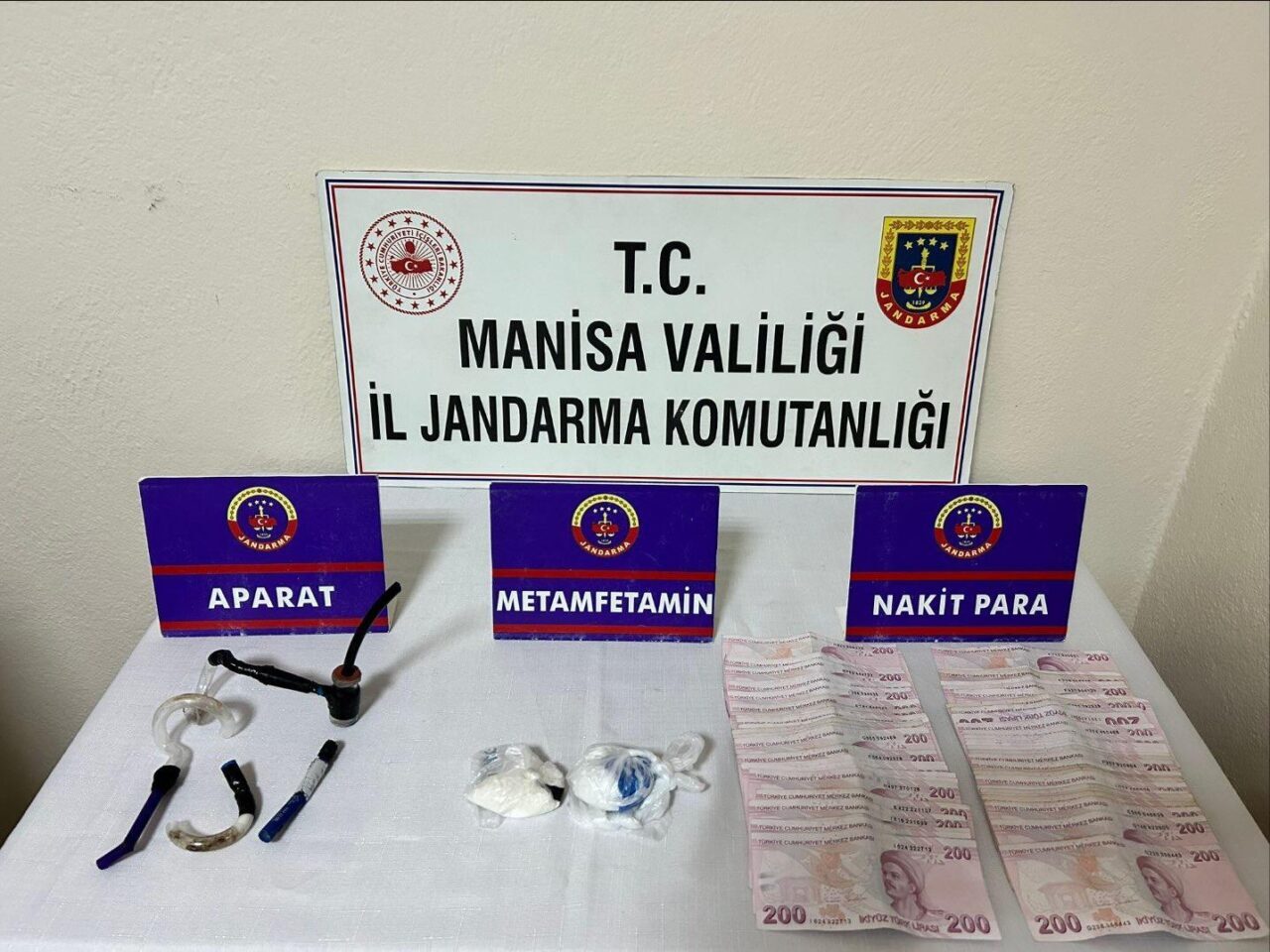Manisa’nın Alaşehir ilçesinde araçlarında uyuşturucuyla yakalanan şüphelilerden 1’i tutuklandı, diğeri
