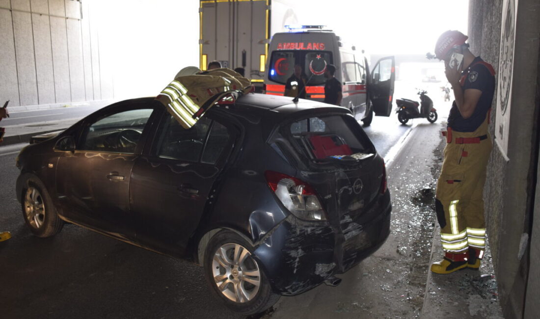 Manisa'nın Turgutlu ilçesinde alt geçidin duvarına çarpan otomobildeki 3'ü çocuk,