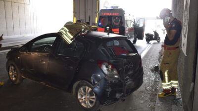 Manisa'nın Turgutlu ilçesinde alt geçidin duvarına çarpan otomobildeki 3'ü çocuk,