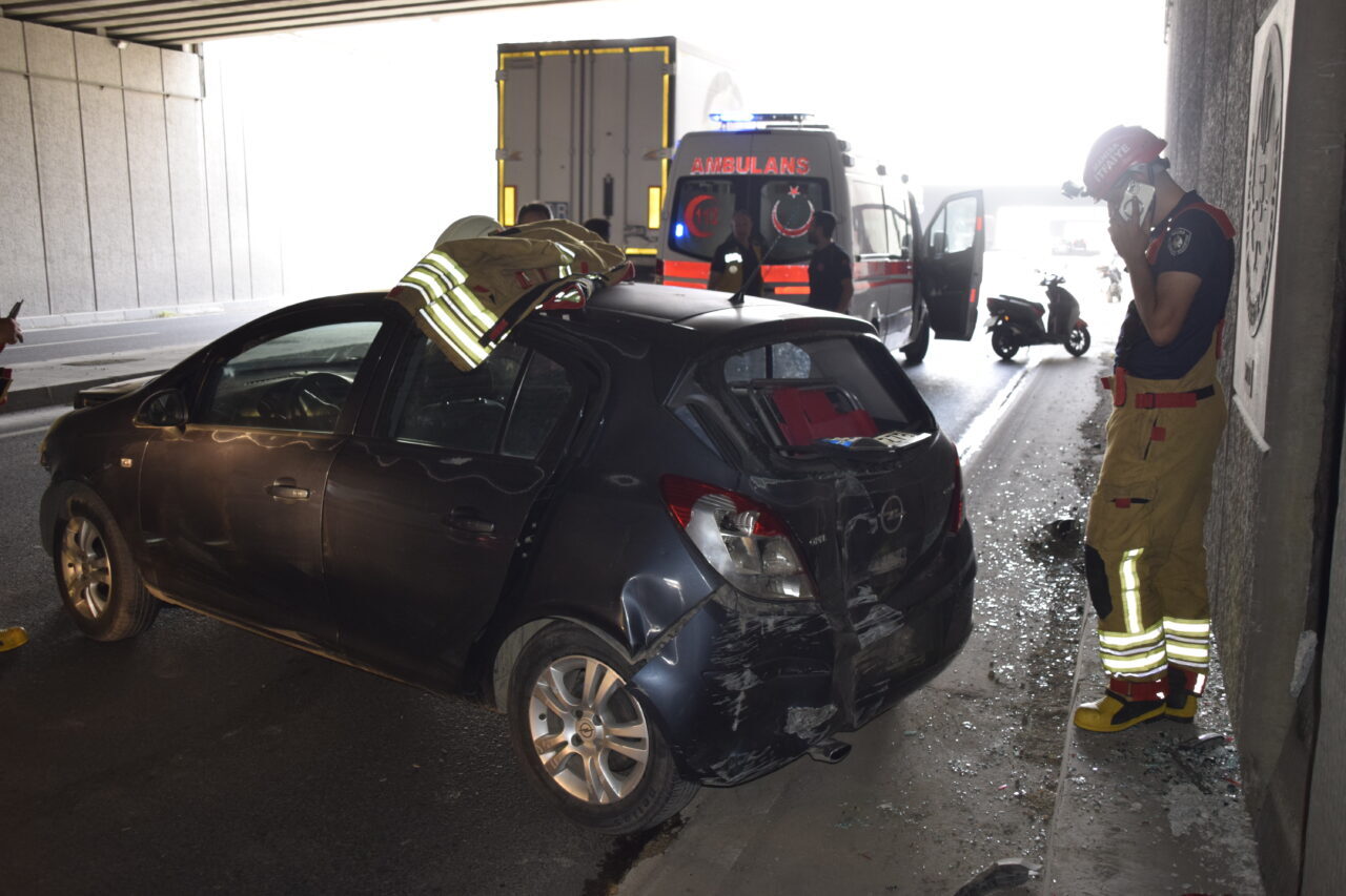 Manisa'nın Turgutlu ilçesinde alt geçidin duvarına çarpan otomobildeki 3'ü çocuk,