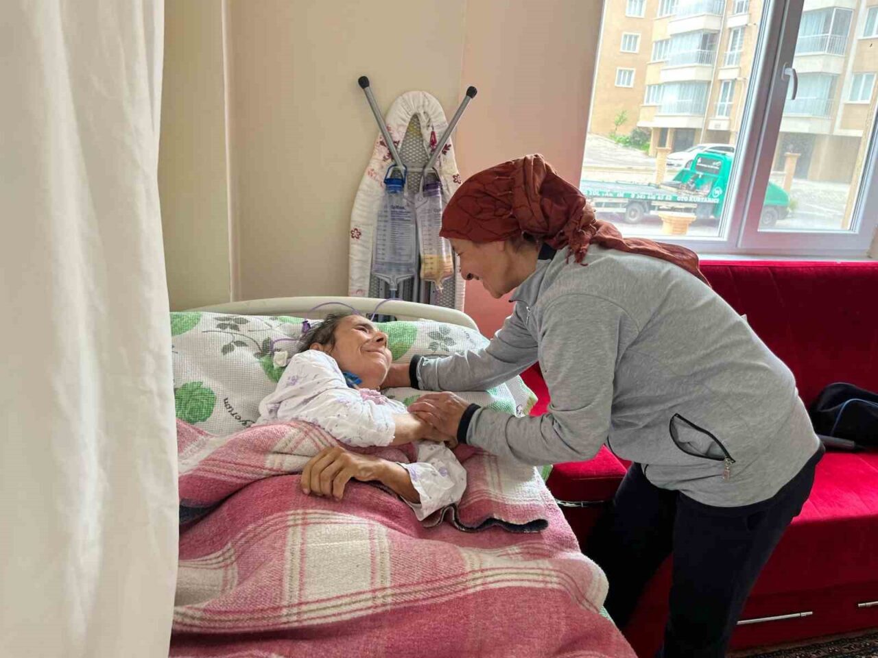 Eskişehir’deki alzheimer hastası annesine bakabilmek için evden dışarı çıkamayan ve