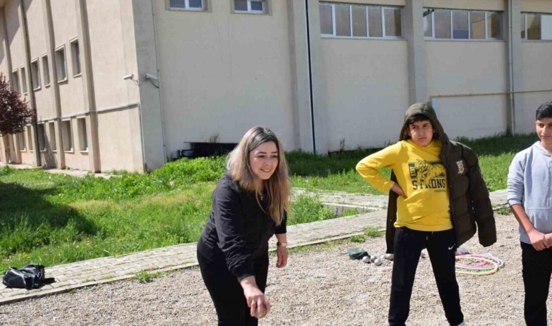 Afyonkarahisar Kocatepe Spor Kompleksi’nde Anneler Günü dolayısıyla düzenlenen Anne-Çocuk Bocce