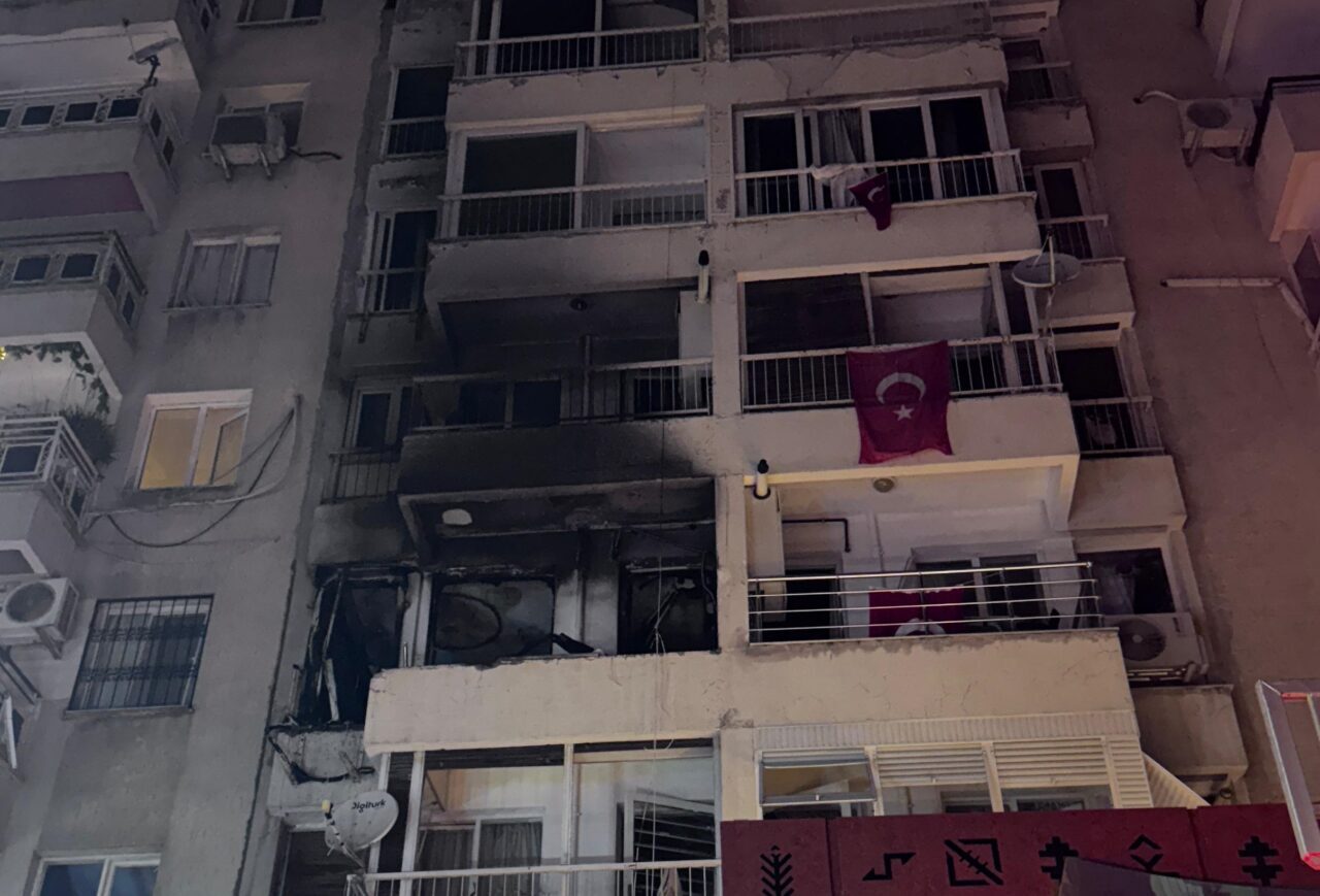 İzmir'in Bornova ilçesinde apartman dairesinde meydana gelen patlamada 4 kişi