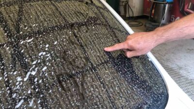 Eskişehir’de taşınılan toz yüzünden otomobiller çamurla kaplandı.