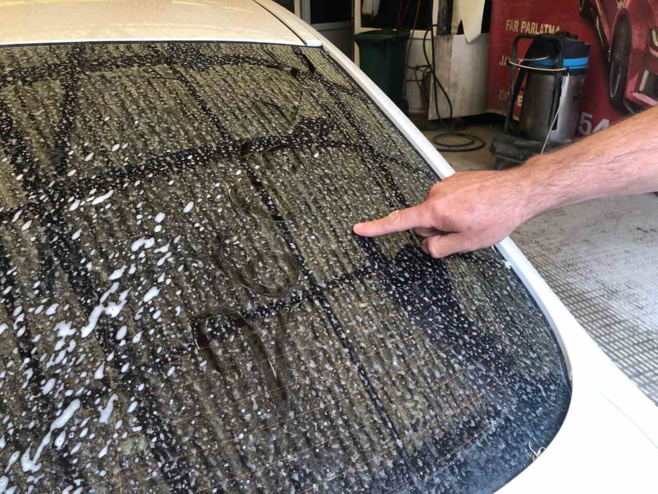 Eskişehir’de taşınılan toz yüzünden otomobiller çamurla kaplandı.