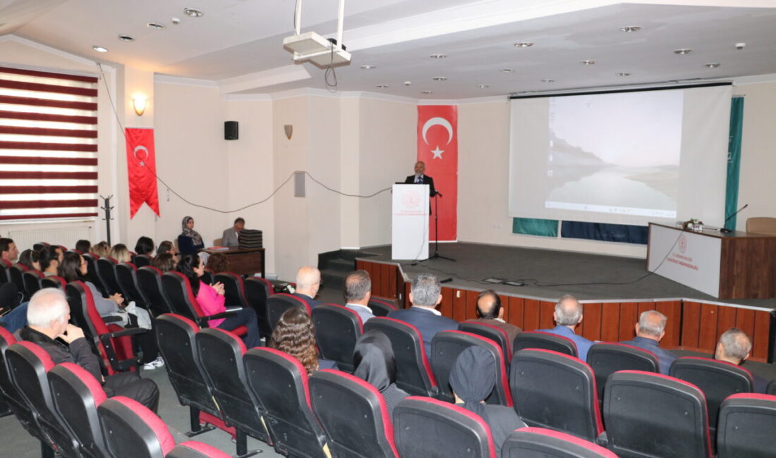 Kütahya'da kazı başkanlarının katıldığı, "Arkeolojik Kazılar ve Yüzey Araştırmaları" konulu