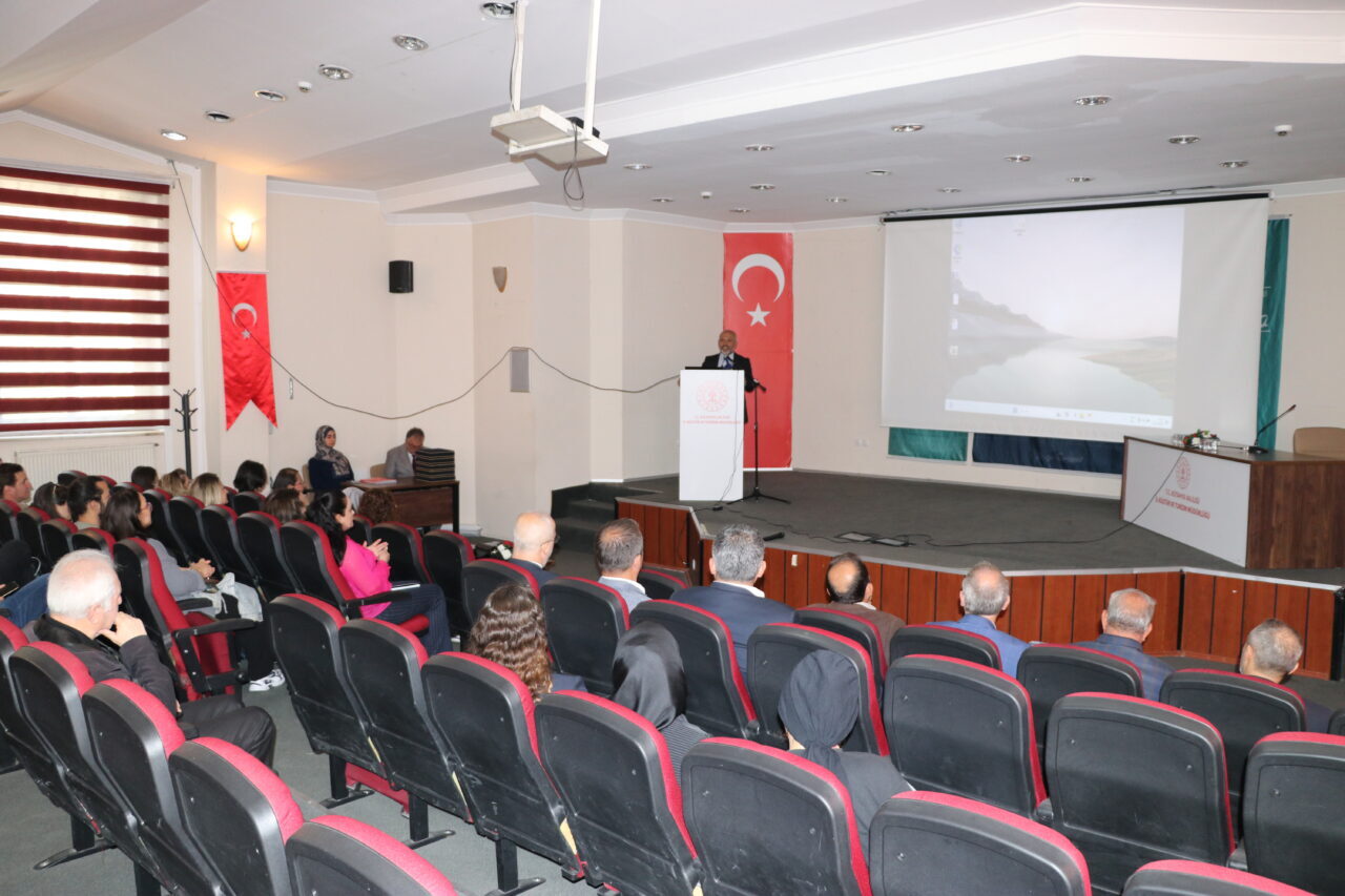 Kütahya'da kazı başkanlarının katıldığı, "Arkeolojik Kazılar ve Yüzey Araştırmaları" konulu