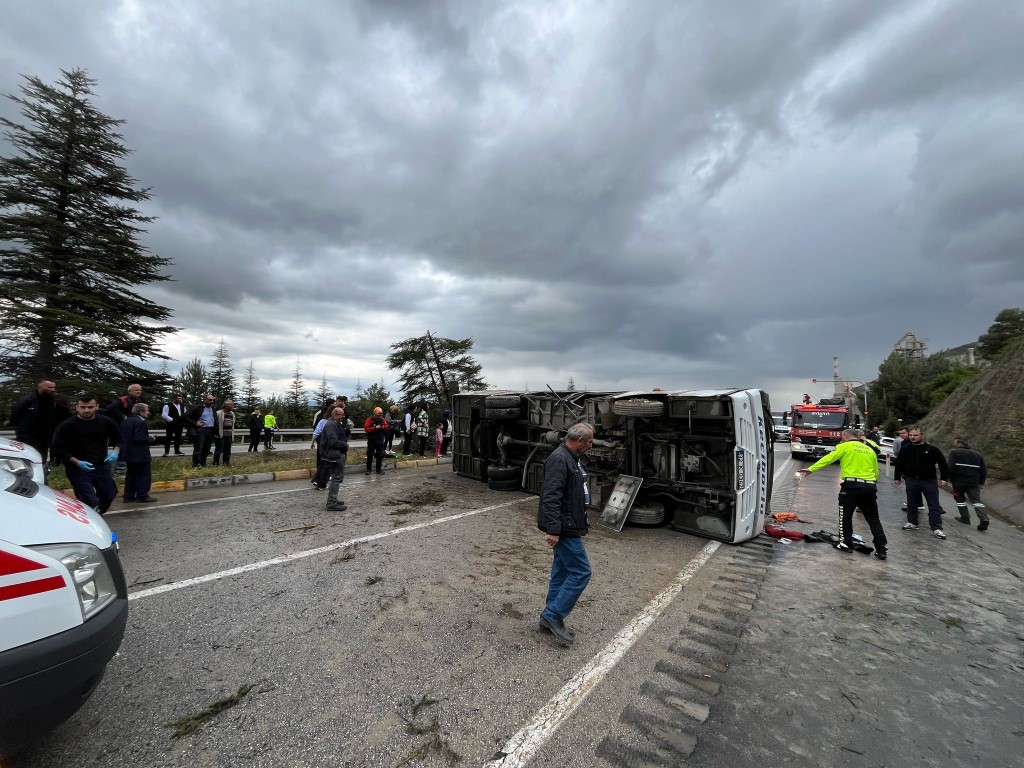 Isparta-Afyonkarahisar karayolunda kontrolden çıkan yolcu midibüsünün refüjü aşarak devrildiği kazada