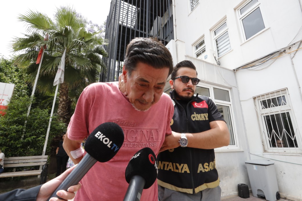 Antalya’da çıkan tartışmada çok sayıda bıçak darbesi ile oğlunu bıçaklayarak