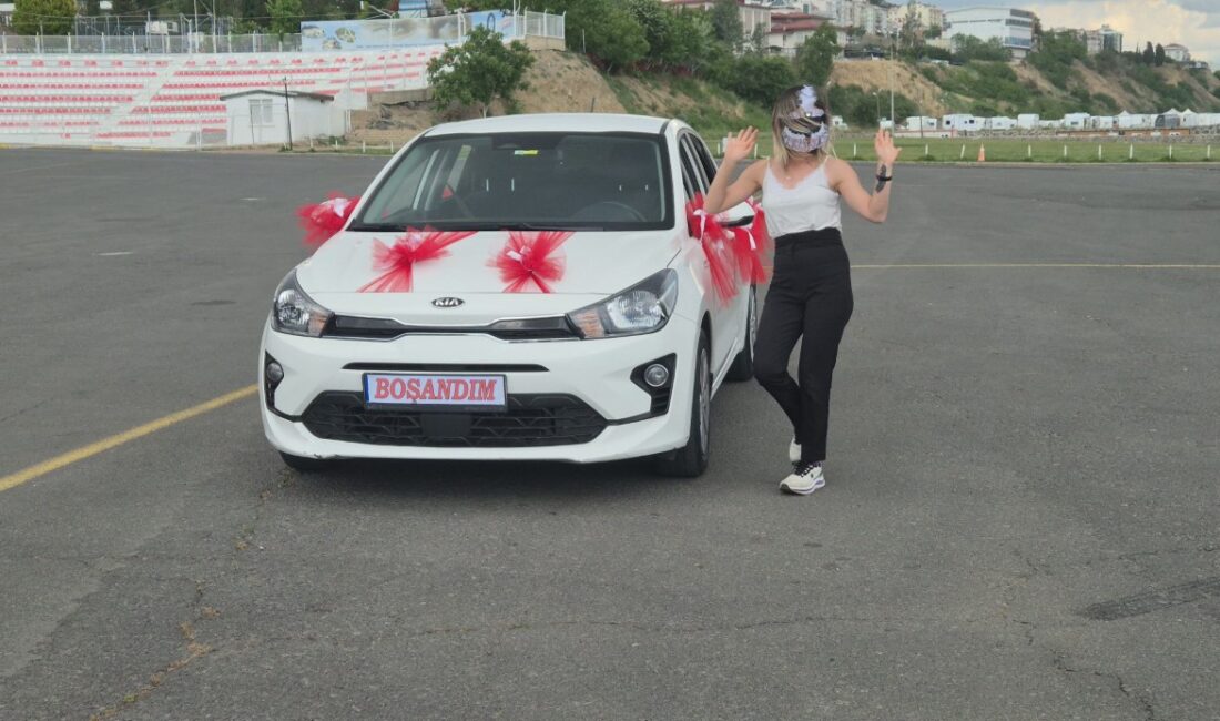 Tekirdağ’ın Süleymanpaşa ilçesinde eşinden boşanan bir kadın, yüzünü maske ile