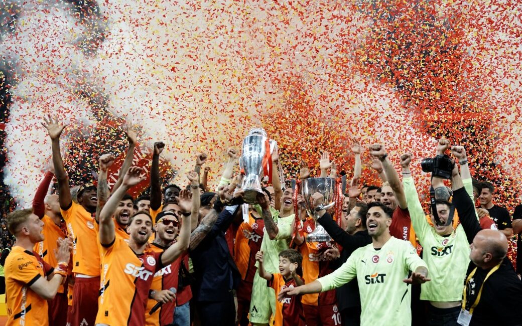 Sezonu Trendyol Süper Lig’de ve Ziraat Türkiye Kupası’nda şampiyon olarak