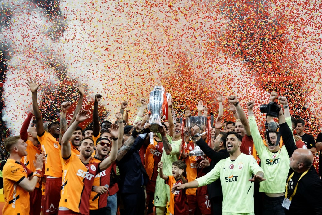 Sezonu Trendyol Süper Lig’de ve Ziraat Türkiye Kupası’nda şampiyon olarak