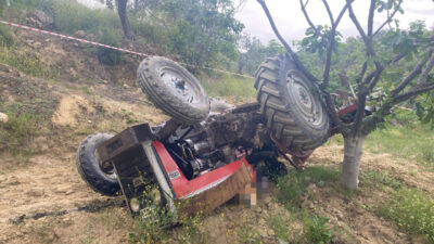 Aydın’ın Germencik ilçesinde devrilen traktörün altında kalan çiftçi yaşamını yitirdi.