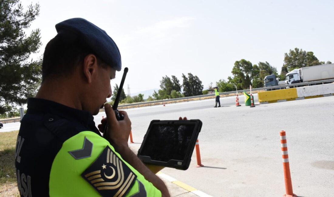 Aydın-İzmir Otoyolunda cayrokopter destekli trafik denetimi gerçekleştirildi. İl Jandarma Komutanlığı