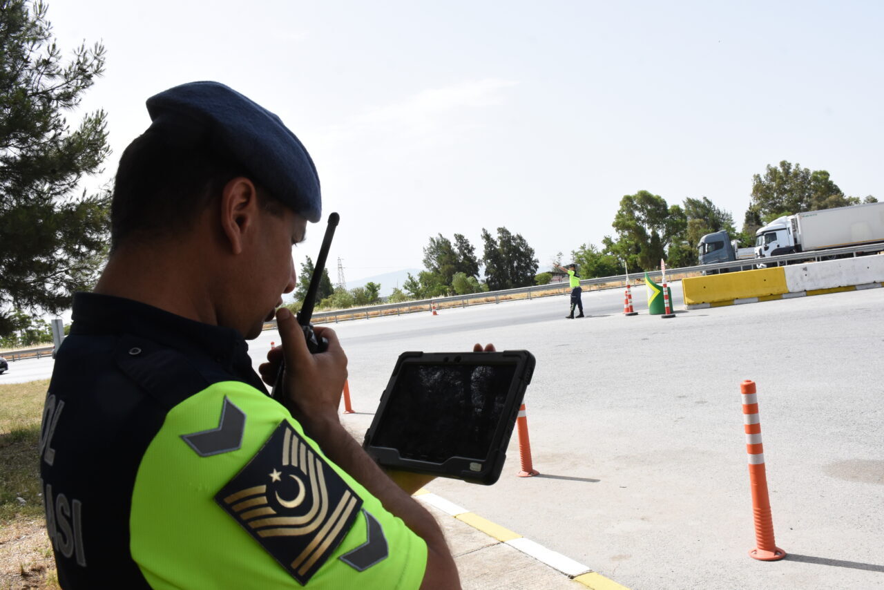 Aydın-İzmir Otoyolunda cayrokopter destekli trafik denetimi gerçekleştirildi. İl Jandarma Komutanlığı