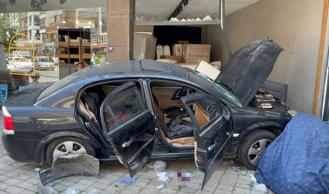 Aydın’ın Söke ilçesinde kaldırımda bekleyen kişiye çarpan otomobil, mobilya mağazasına