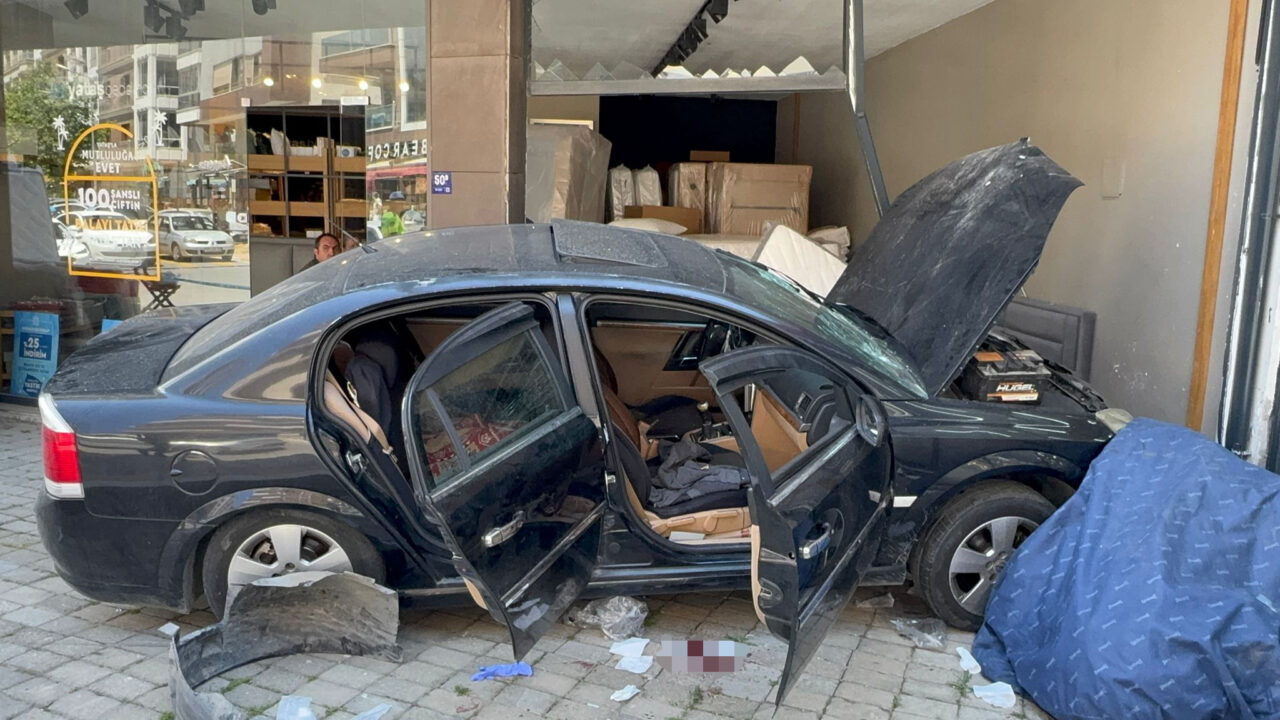 Aydın’ın Söke ilçesinde kaldırımda bekleyen kişiye çarpan otomobil, mobilya mağazasına