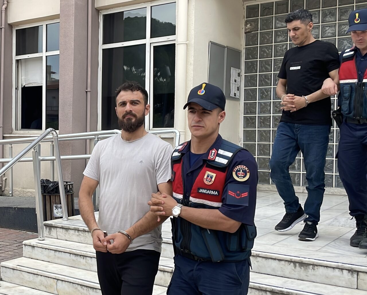 Aydın’ın Efeler ilçesinde otomobile düzenlenen silahlı saldırıyla ilgili gözaltına alınan