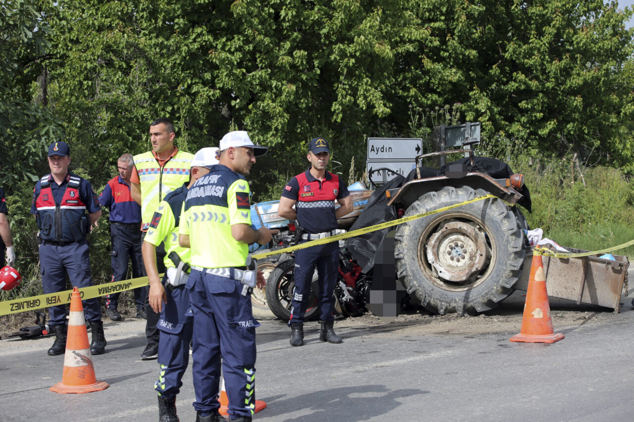 Aydın’ın Koçarlı ilçesinde, traktörle motosikletin çarpışması sonucu 2’si üniversite öğrencisi