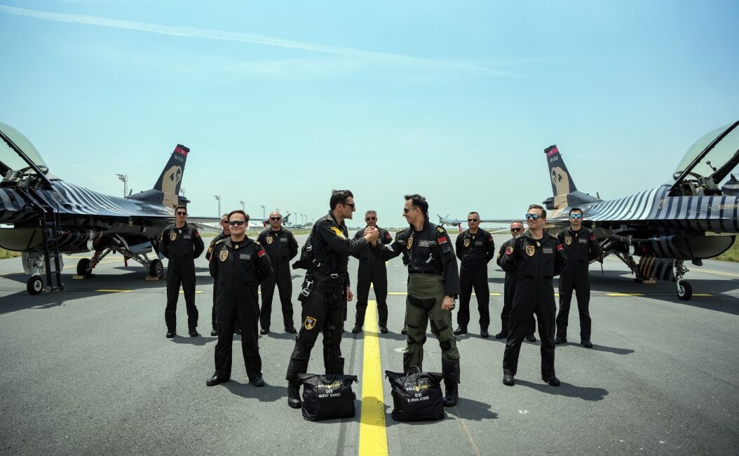 İstanbul’un fethi etkinleri kapsamında Yenikapı'da gösteri uçuşu yapan F-16 gösteri