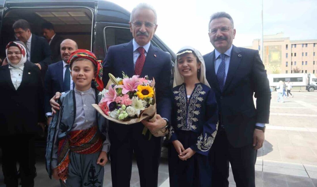 Ulaştırma ve Altyapı Bakanı Abdülkadir Uraloğlu, Eskişehir’de gerçekleştirdiği bir dizi