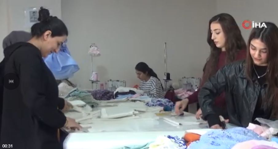 Şırnak'ın Cizre ilçesinde yaşayan Azize Ergün, izlediği dizideki moda tasarımcısı