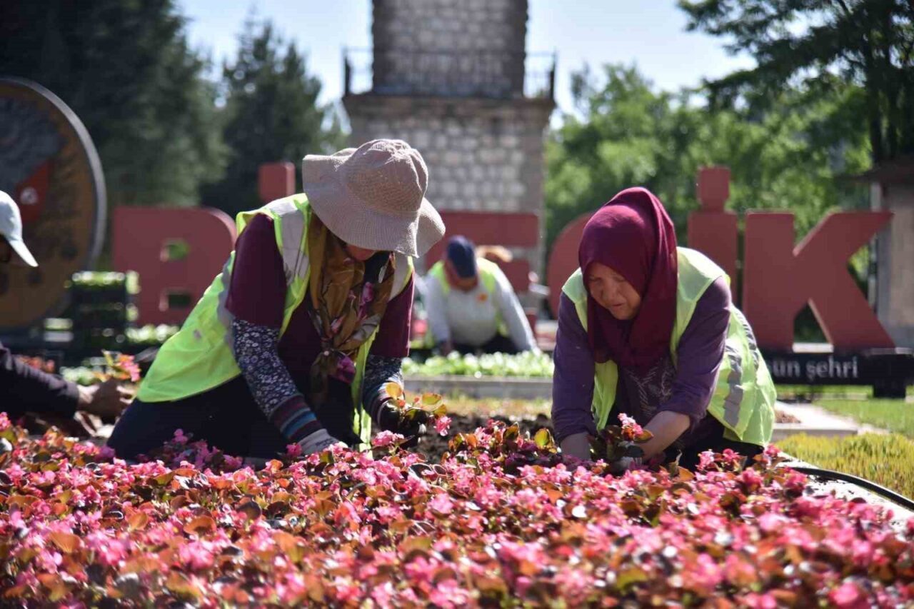 Bilecik Belediyesi Park ve Bahçeler Müdürlüğü çalışanı kadınlar, birçok noktada