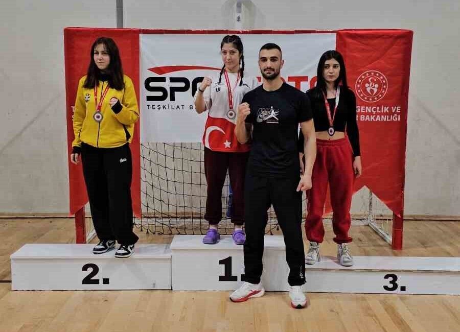 Bolu’da düzenlenen Okul Sporları Gençler Muaythai Türkiye Şampiyonası’nda, Bilecik’in Bozüyük