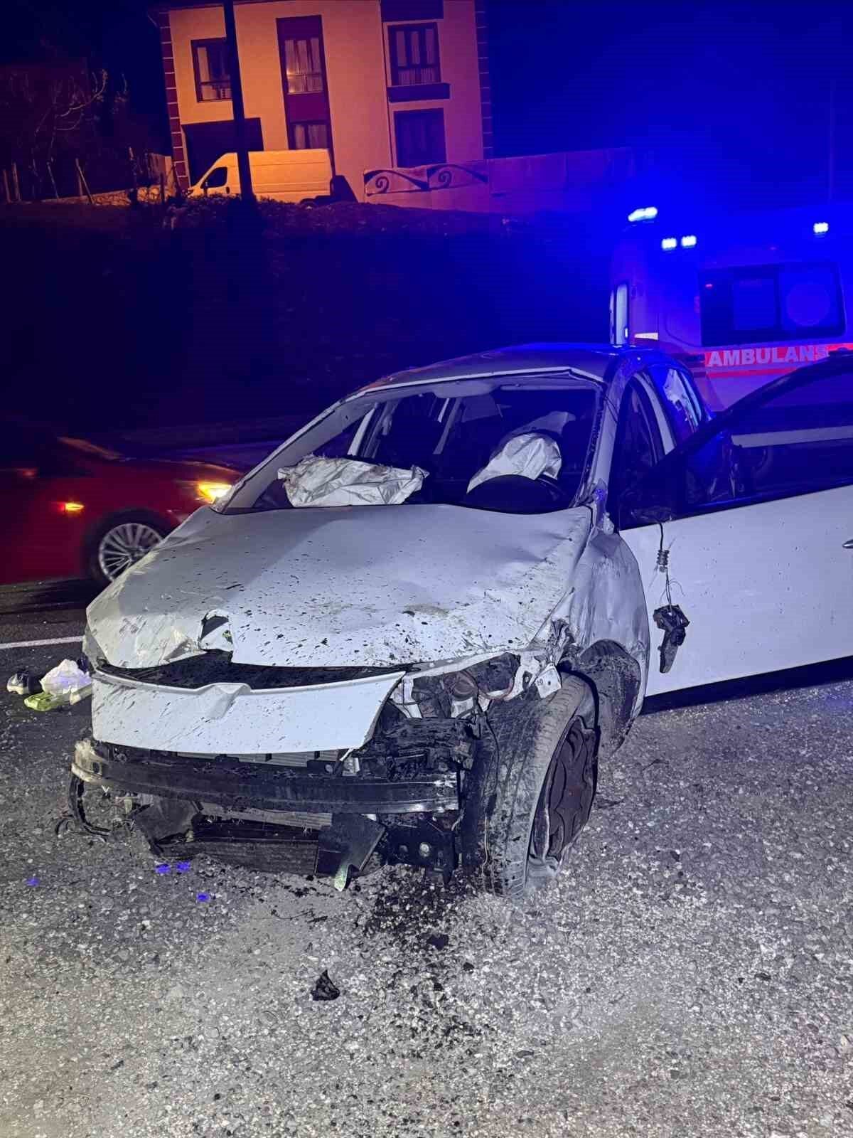 Bilecik’te seyir halinde kontrolden çıkan otomobilin bariyerlere çarpması sonucu meydana