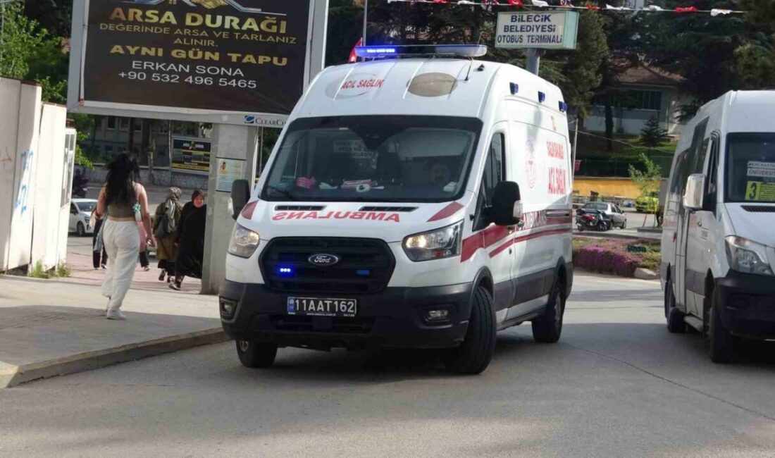 Bilecik’te Atatürk Bulvarı üzerinde meydana gelen trafik kazasında, motosikletin çarptığı