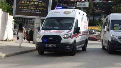 Bilecik’te Atatürk Bulvarı üzerinde meydana gelen trafik kazasında, motosikletin çarptığı