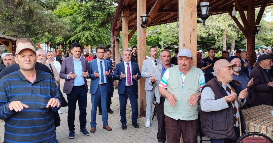 Bilecik’te düzenlenen yağmur ve şükür duası programına ilçe protokolü ve