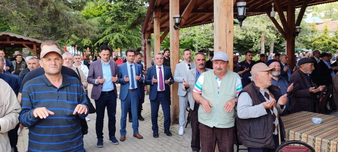 Bilecik’te düzenlenen yağmur ve şükür duası programına ilçe protokolü ve