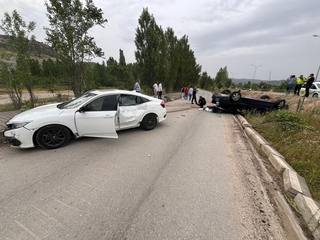 Bilecik’te bir araca çarptıktan sonra takla atan otomobil içinde bulunan